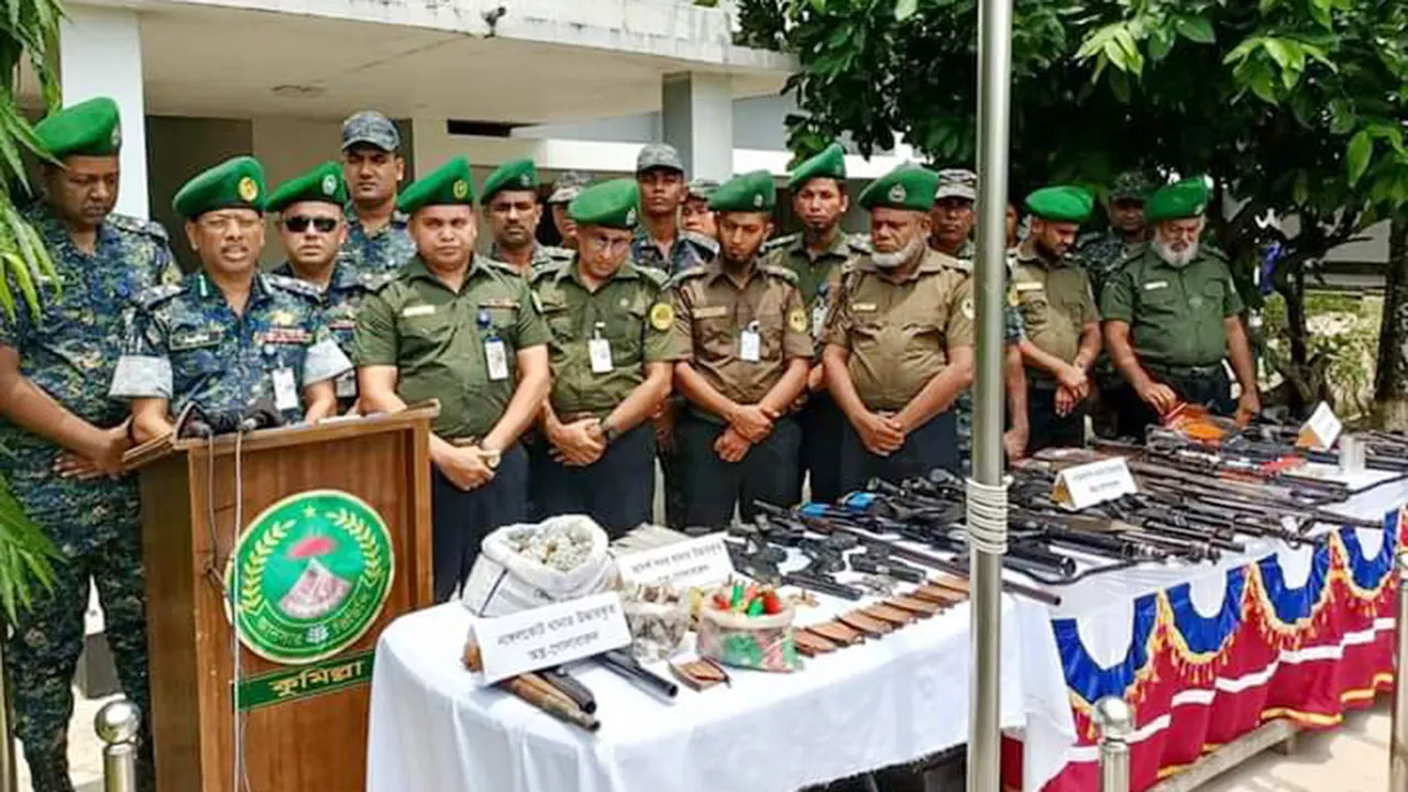 কুমিল্লায় পুলিশের লুট হওয়া অস্ত্র ও গুলি উদ্ধারের পর ব্রিফিং করছেন আনসার ভিডিপি কুমিল্লার কমান্ড্যান্ট রাশেদুজ্জামান।