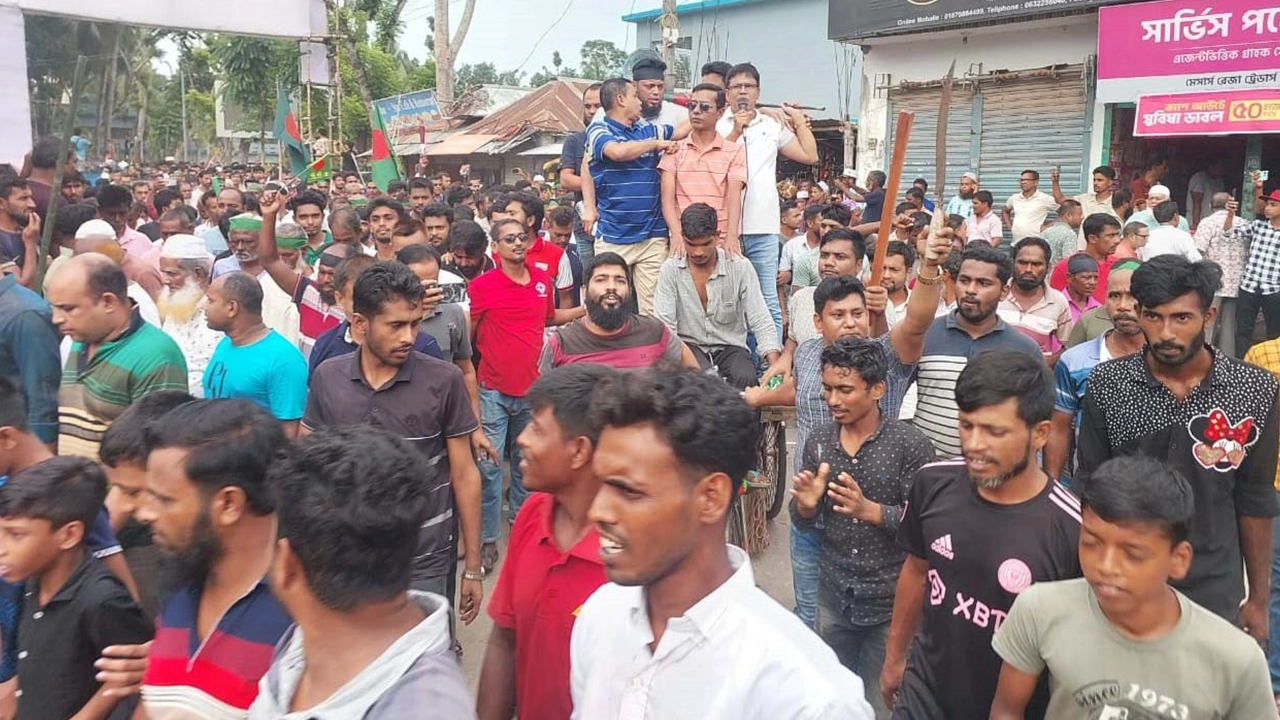 ফরিদপুরের আলফাডাঙ্গায় সশস্ত্র বিক্ষোভ করে উপজেলা আওয়ামী লীগ। ছবি : কালবেলা