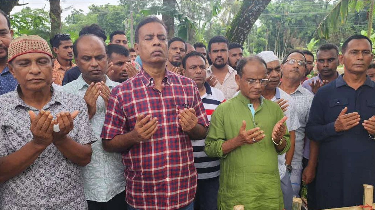 নিহতদের কবর জিয়ারতের সময়। ছবি: কালবেলা