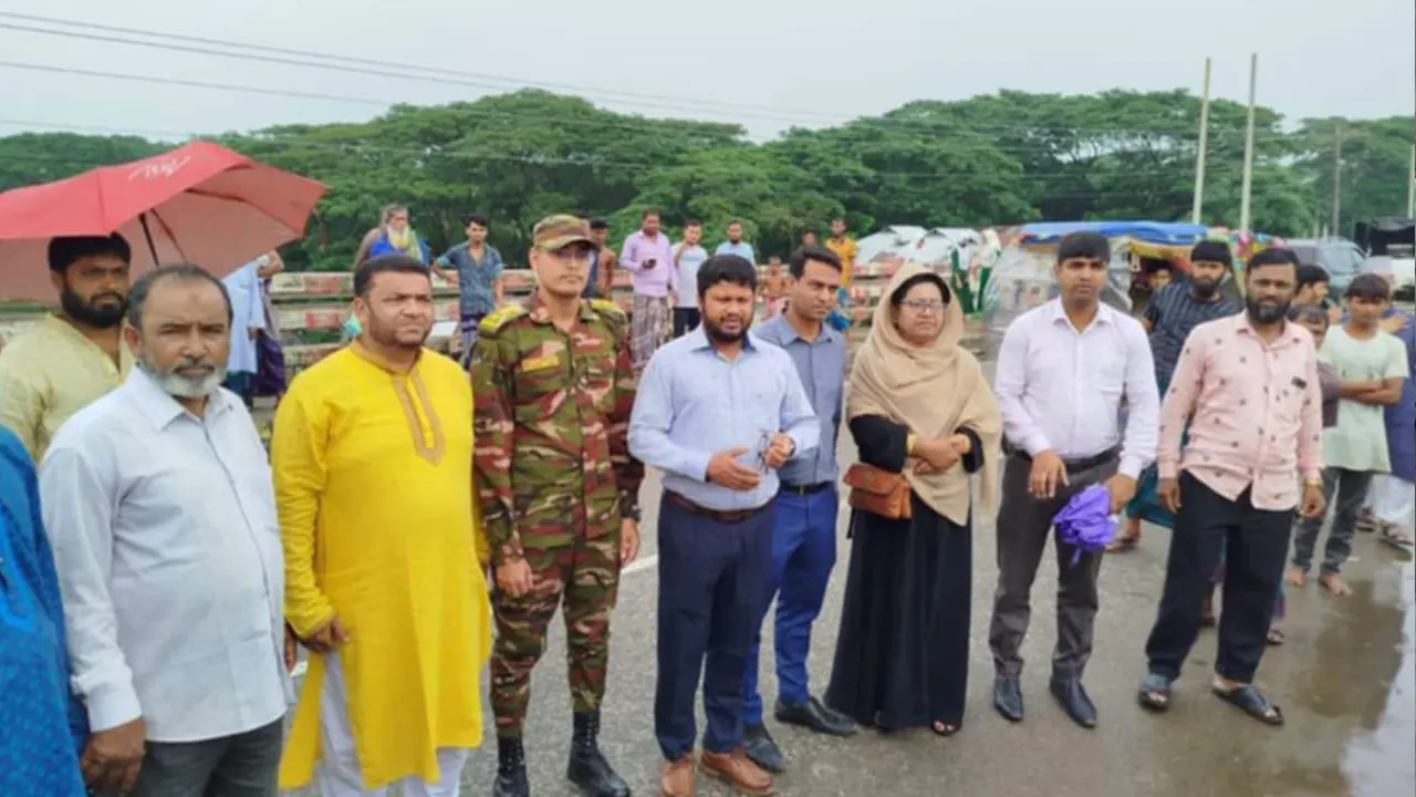 প্রশাসনের সহযোগিতায় বাঁধ অপসারণ। ছবি : কালবেলা