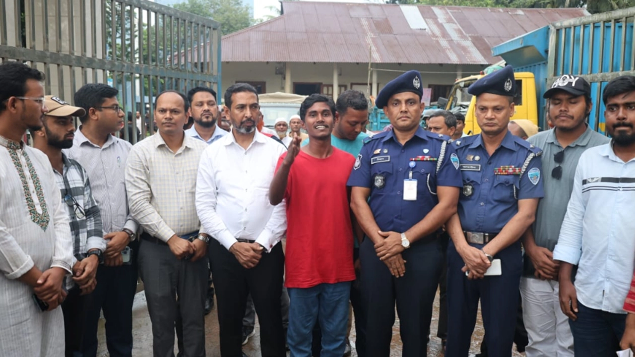 চট্টগ্রামে আন্দোলনে নিহত ইশমামের বাড়ি পরিদর্শন। ছবি : কালবেলা