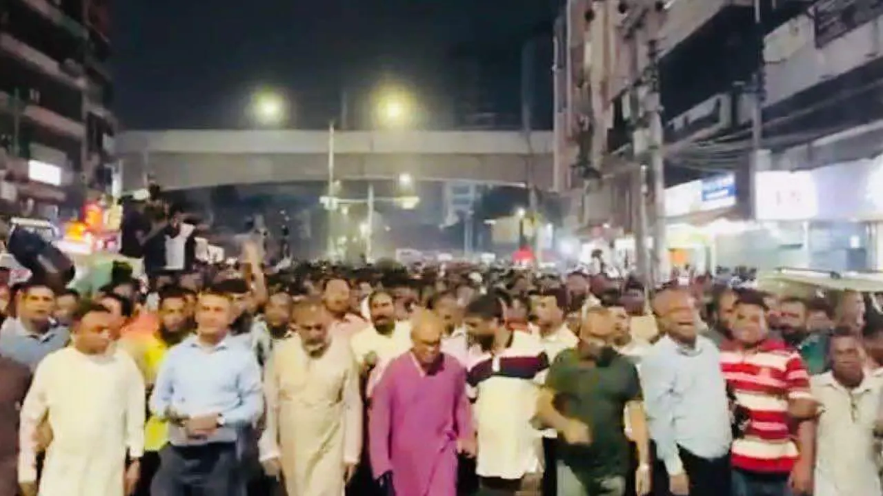 সোমবার রাতে নয়াপল্টন বিএনপির কেন্দ্রীয় কার্যালয়ের সামনে বিক্ষোভ মিছিলে নেতাকর্মীরা। ছবি : কালবেলা