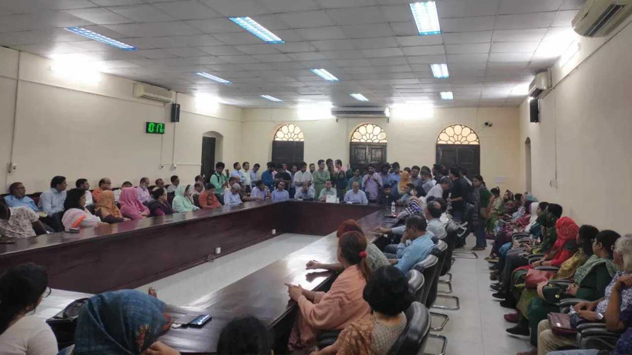 জবিতে বাতিল হলো ছাত্র-শিক্ষক-কর্মকর্তাদের রাজনীতি। ছবি : কালবেলা