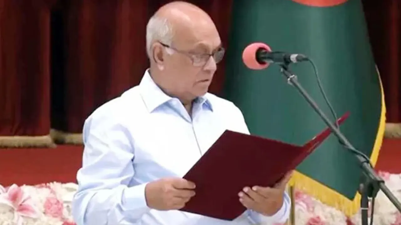বঙ্গভবনে শপথবাক্য পাঠ করছেন বীর মুক্তিযোদ্ধা ফারুক-ই-আজম। ছবি : সংগৃহীত