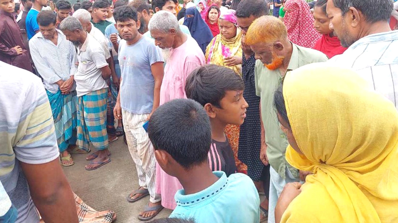 বগুড়া শহরের ফুলবাড়ি বারুনীমেলা এলাকায় নিহত বাবরের বাড়িতে জনতার ভিড়। ছবি : কালবেলা