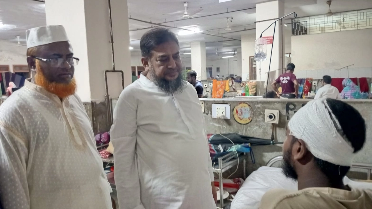 আবু সুফিয়ানের সঙ্গে কথা বলার সময় জামায়াত নেতারা। ছবি : কালবেলা