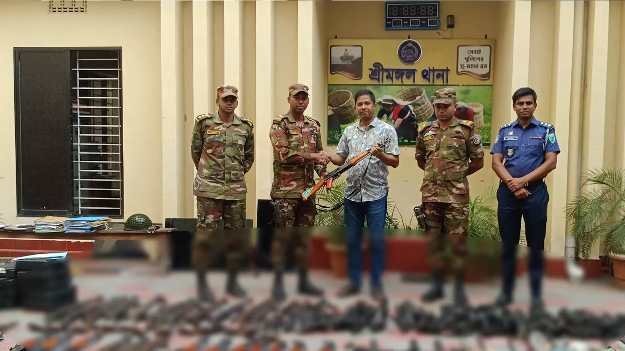থানার ওসির কাছে অস্ত্র হস্তান্তর করেন সেনাবাহিনী। ছবি : কালবেলা