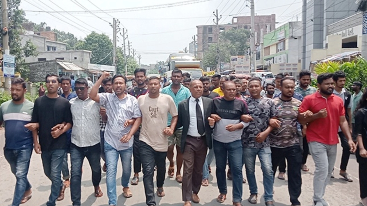 বিএনপির বিভিন্ন অঙ্গ সংগঠনের আয়োজনে শহরের বিভিন্ন জায়গায় বিক্ষোভ মিছিল। ছবি : কালবেলা