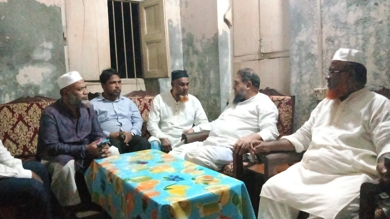 নিহত আবিরের বরিশাল শহরের গোড়াচাঁদ দাশ রোডের বাসায় খোঁজখবর নিচ্ছে জামায়াত নেতারা। ছবি : কালবেলা