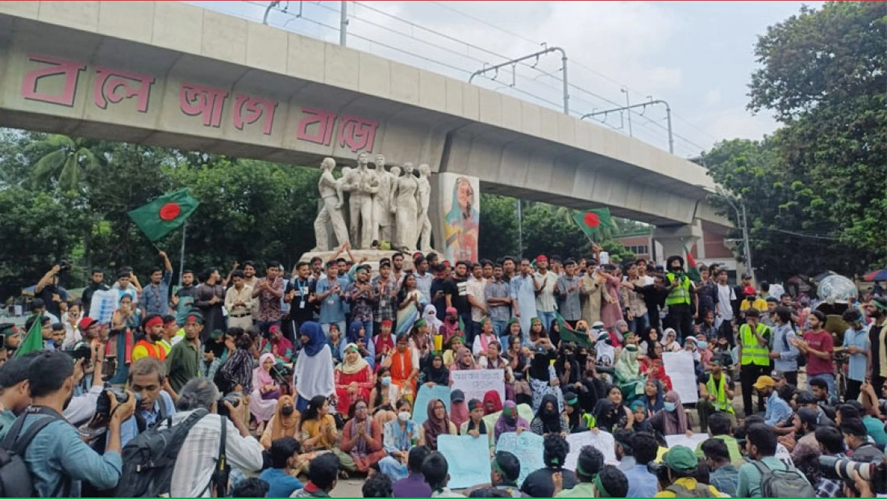 বৈষম্যবিরোধী ছাত্র আন্দোলনে রোড ‘মার্চ’ রাজু ভাস্কর্যের সামনে। ছবি : সংগৃহীত