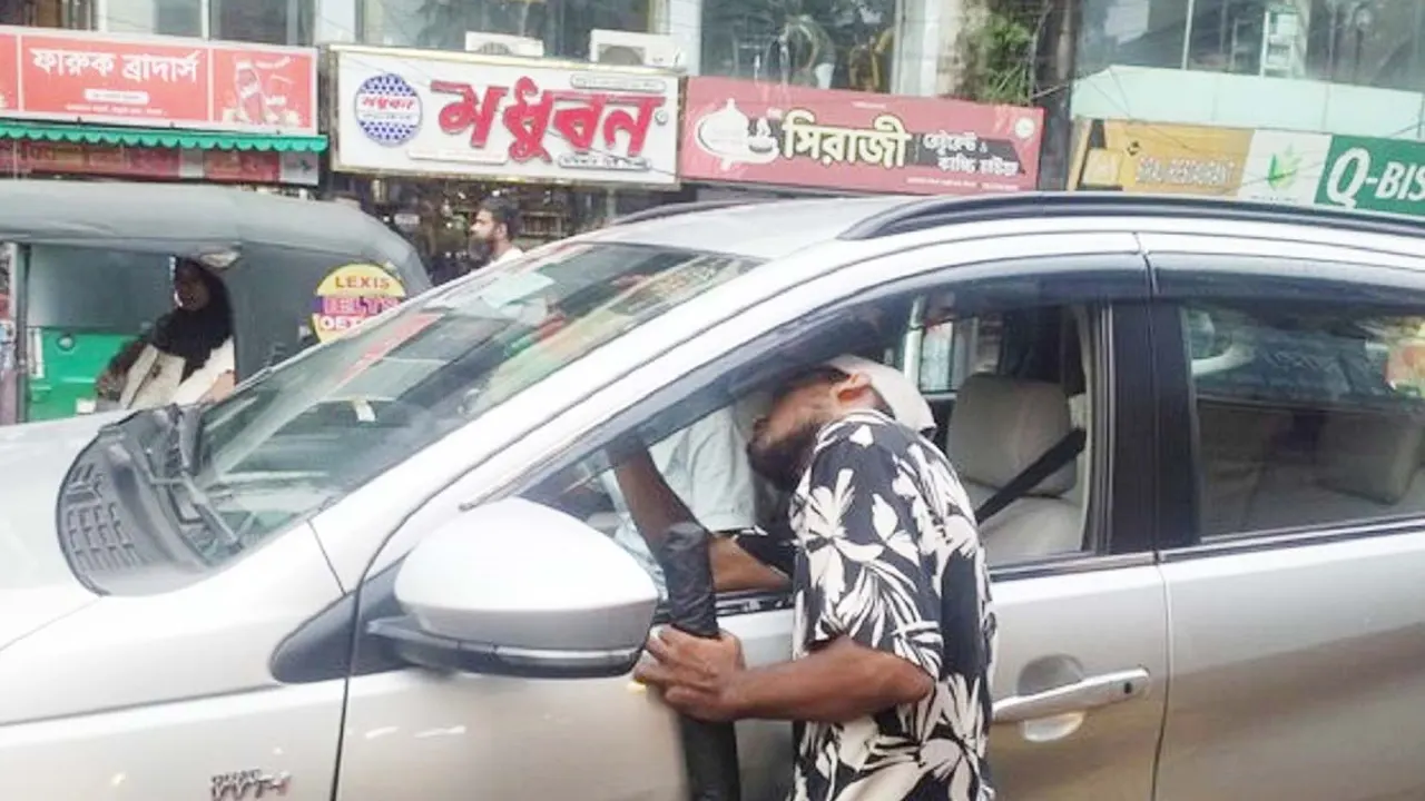 গাড়ি থেকে স্টিকার খুলছেন এক শিক্ষার্থী। ছবি : কালবেলা