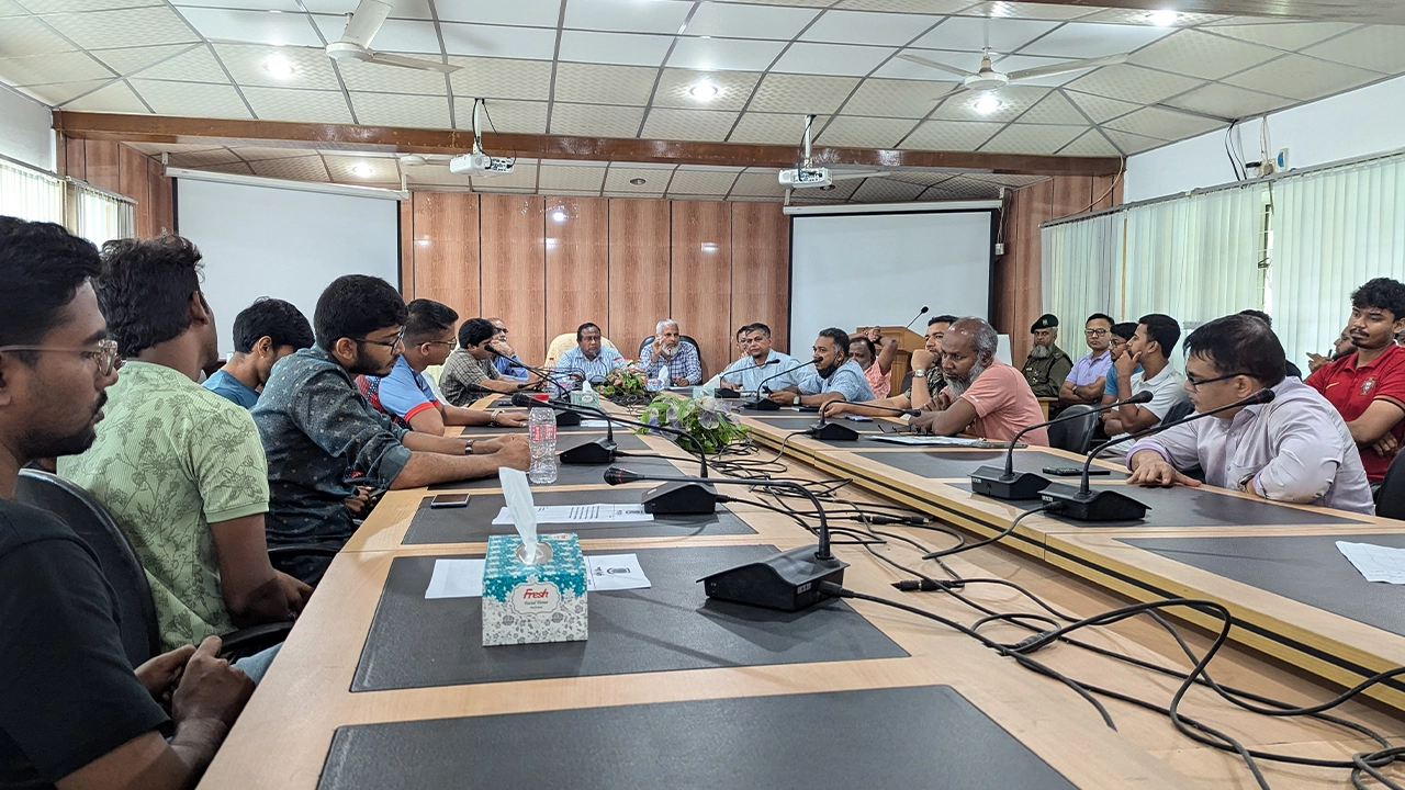 বাংলাদেশ কৃষি বিশ্ববিদ্যালয়ে (বাকৃবি) রাজনীতি বন্ধের দাবিতে ডিনদের সঙ্গে আলোচনায় শিক্ষার্থীরা। ছবি : কালবেলা