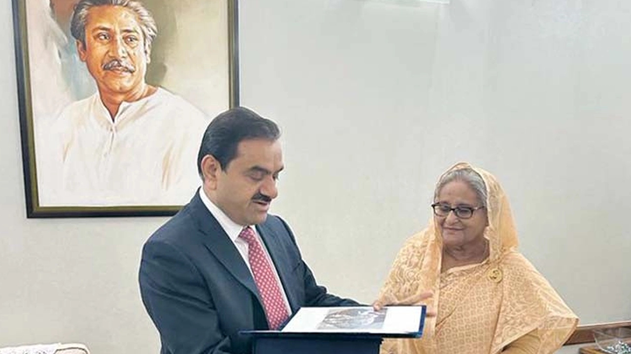 সাবেক প্রধানমন্ত্রী শেখ হাসিনার সঙ্গে গৌতম আদানি। ছবি : সংগৃহীত
