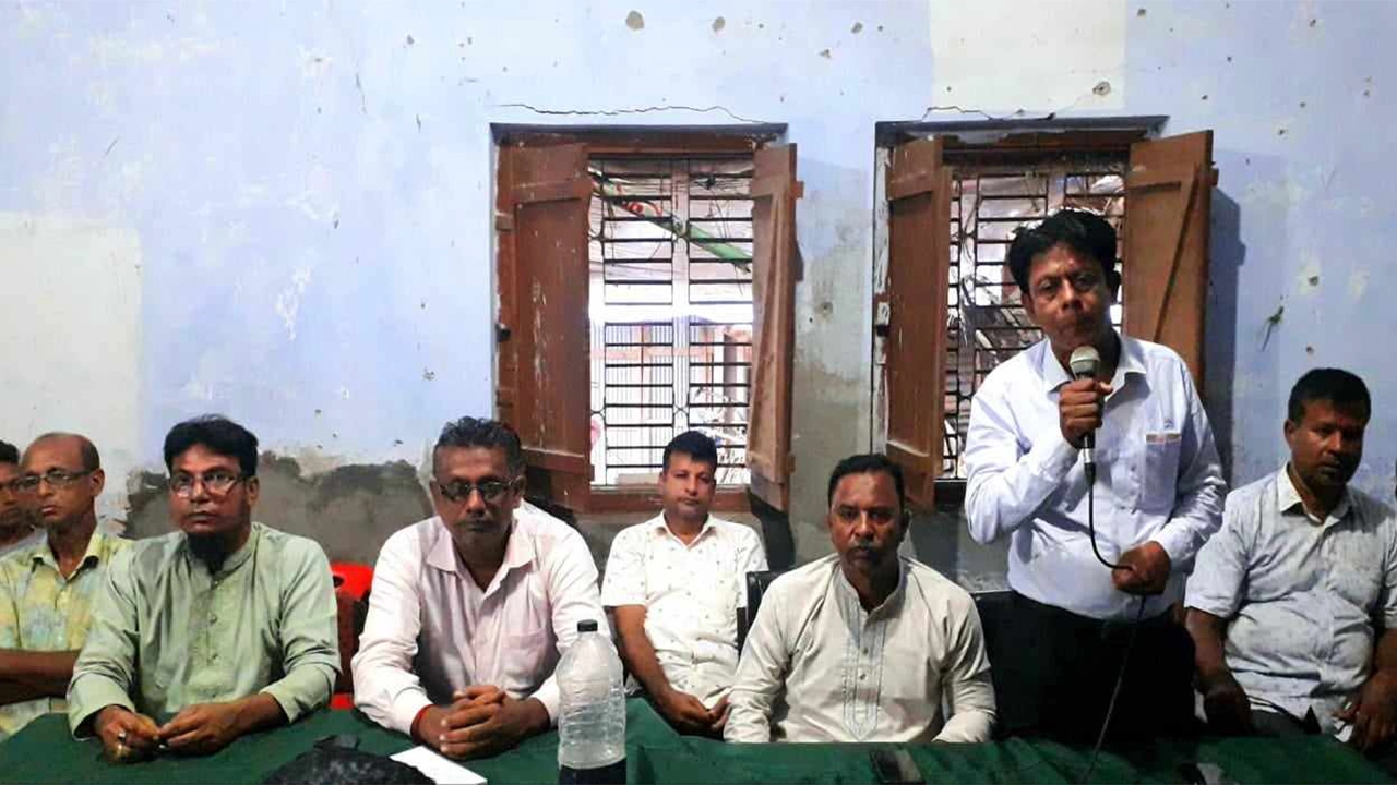 বক্তব্য রাখছেন বাংলাদেশ পূজা উদযাপন পরিষদ যশোরের কেশবপুর উপজেলার ১০নং সাতবাড়িয়া ইউনিয়ন শাখার সভাপতি কার্তিক আঢ্য। ছবি : কালবেলা