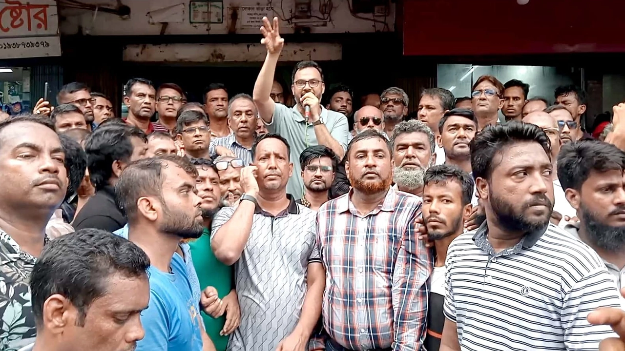 মঙ্গলবার দুপুরে রাজধানীর এক পথসভায় বক্তব্য দেন বিএনপির কেন্দ্রীয় ক্রীড়াবিষয়ক সম্পাদক ও ঢাকা মহানগর উত্তরের সদস্য সচিব আমিনুল হক। ছবি : কালবেলা