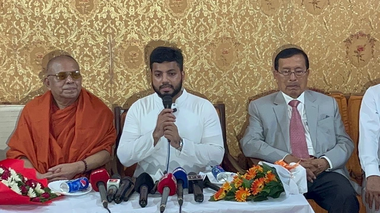 রাজধানীর বাসাবো বৌদ্ধমন্দির পরিদর্শন ও ধর্মগুরুদের সঙ্গে মতবিনিময়কালে কথা বলেন ইশরাক হোসেন। ছবি : কালবেলা