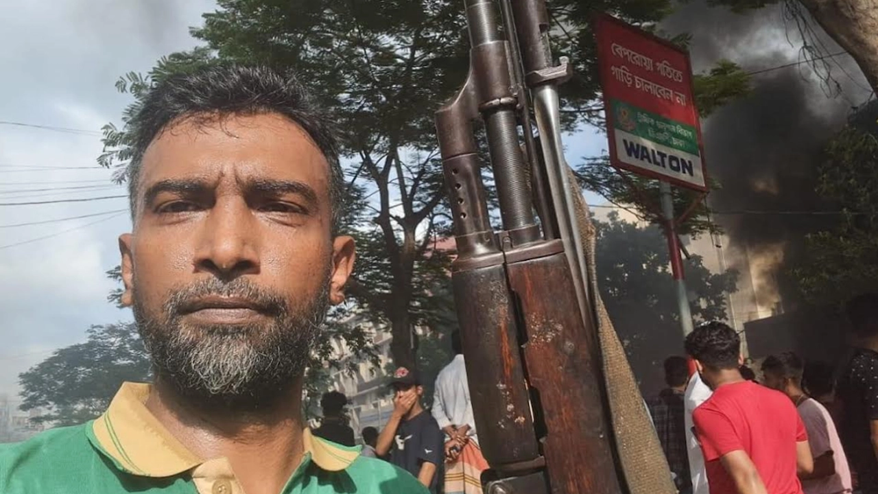 অস্ত্র হাতে যুবদল নেতা তাহসিন জামান রোমেল। ছবি : সংগৃহীত