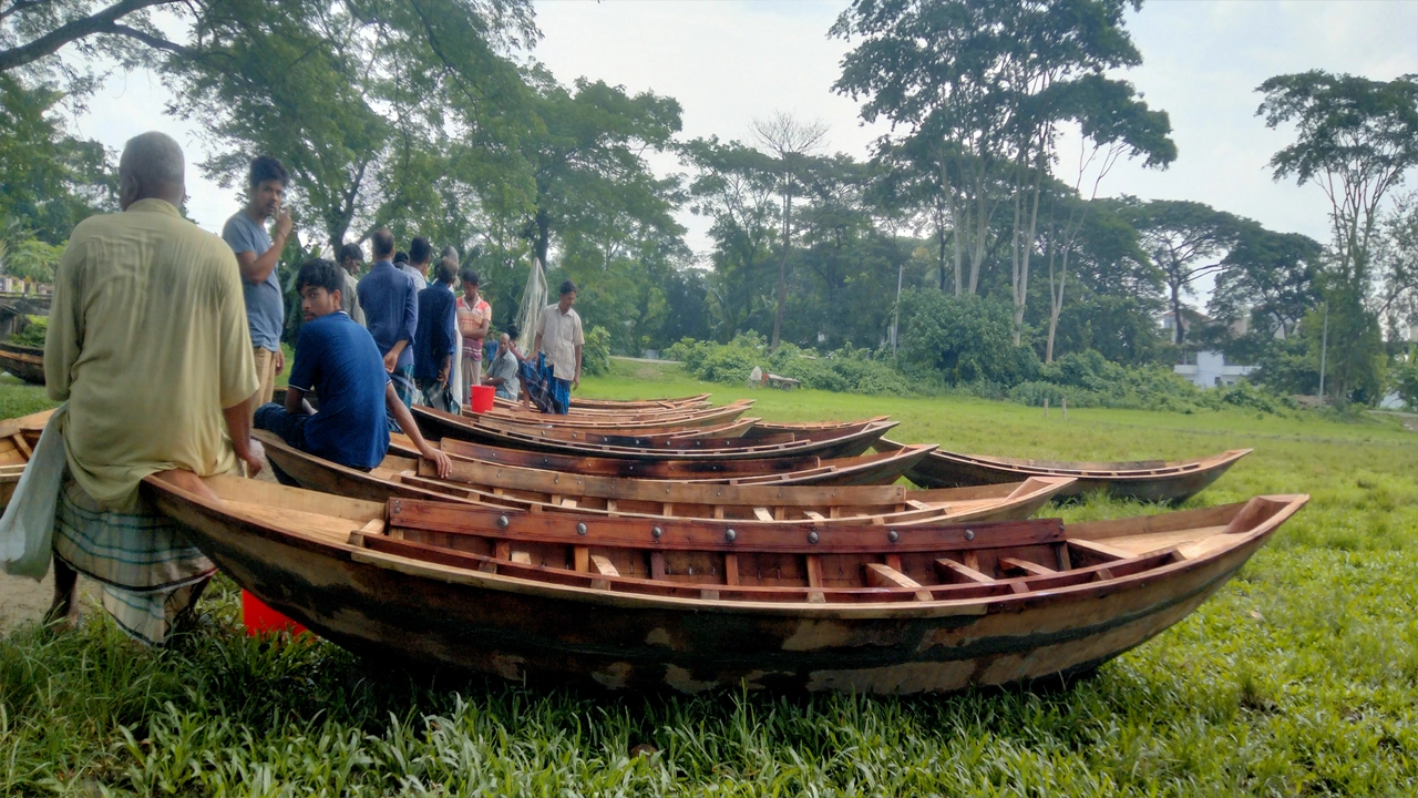 বুড়ির হাটে নৌকা বিক্রির জন্য ক্রেতার অপেক্ষায় কারিগররা। ছবি : কালবেলা