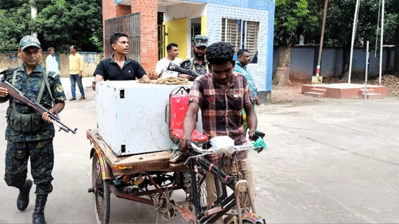 উদ্ধার হওয়া পুলিশ কমিউনিটি ব্যাংকের এটিএম বুথ। ছবি : কালবেলা