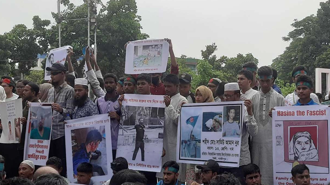 শহীদ মিনারে জড়ো হয়েছেন শহীদ পরিবারের সদস্যরা। ছবি: সংগৃহীত