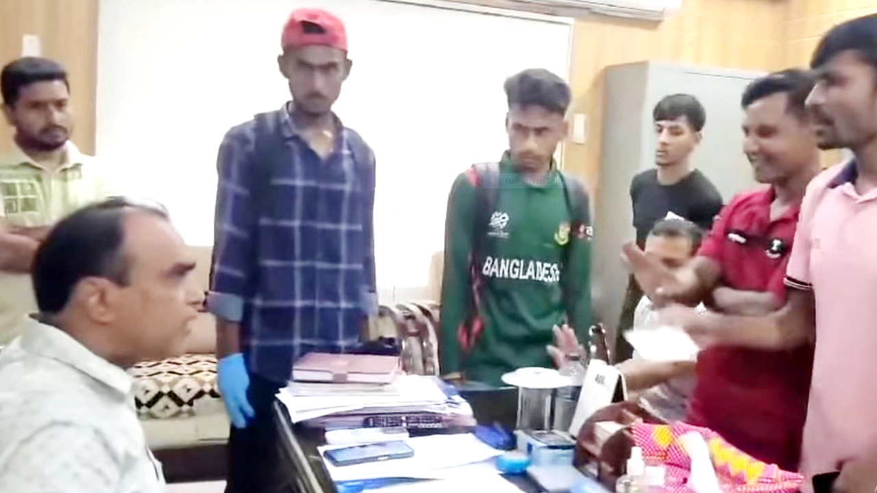 অনিয়ম নিয়ে কথা বলায় শিক্ষার্থীদের সঙ্গে বাকবিতণ্ডায় জড়িয়ে পড়েন হাসপাতালের তত্ত্বাবধায়ক রতন কুমার রায়। ছবি : কালবেলা
