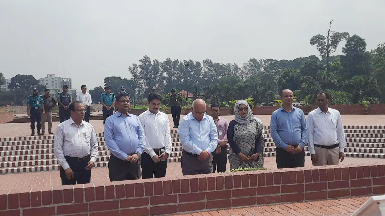 শহীদদের প্রতি শ্রদ্ধা নিবেদন করেছেন ফারুক-ই-আজম। ছবি: সংগৃহীত।