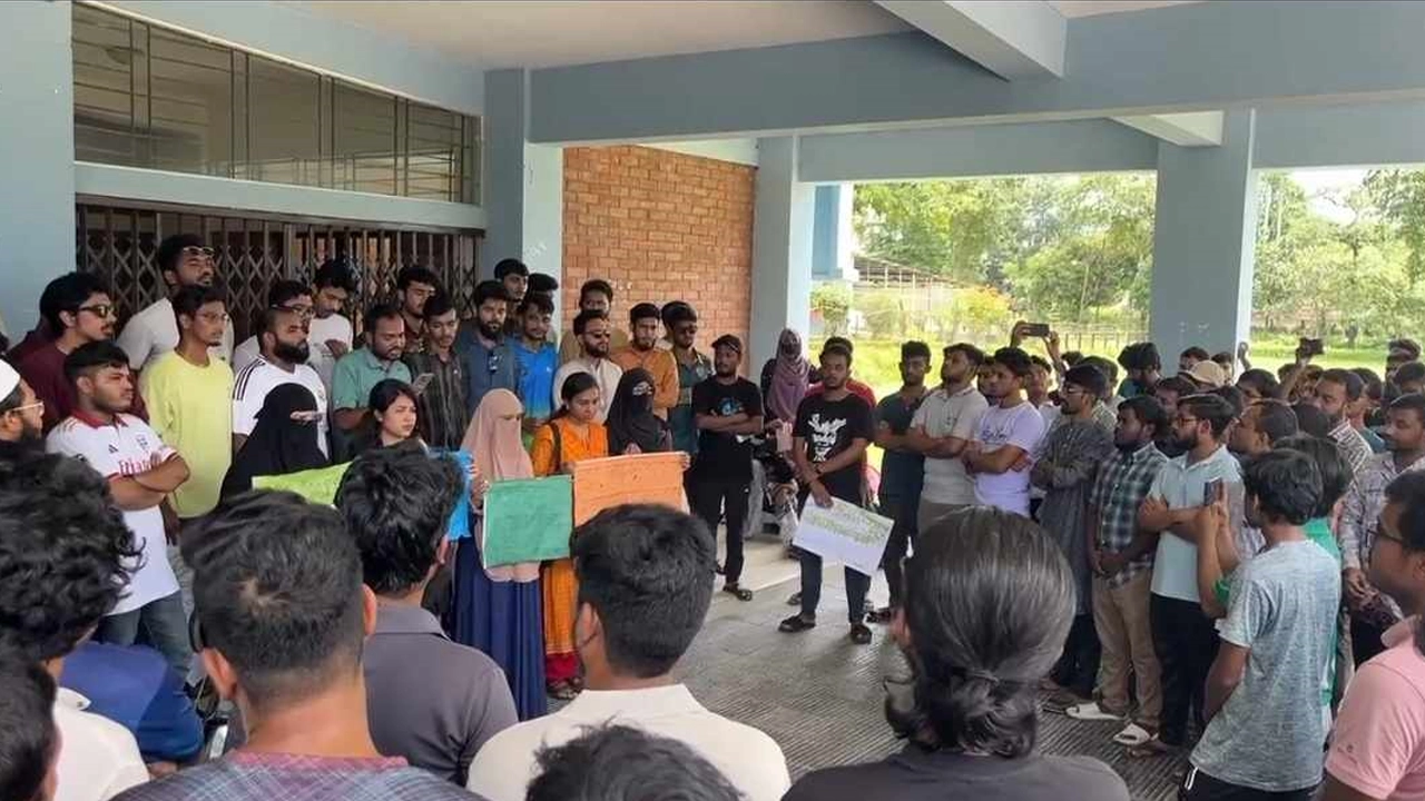 মানববন্ধনে সিলেট কৃষি বিশ্ববিদ্যালয়ের (সিকৃবি) শিক্ষার্থীরা। ছবি : কালবেলা