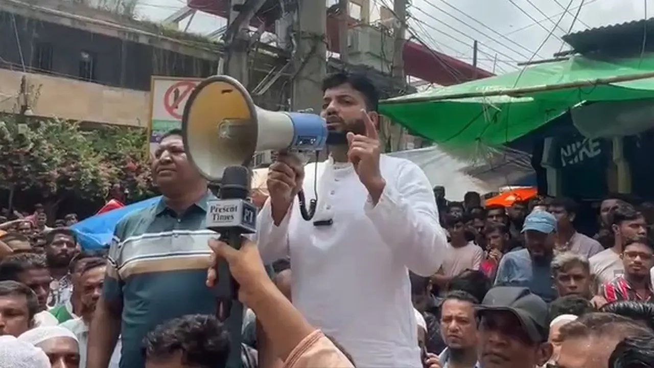 বিএনপির বিক্ষোভ মিছিলে বক্তব্য দিচ্ছেন ইঞ্জিনিয়ার ইশরাক। ছবি : কালবেলা