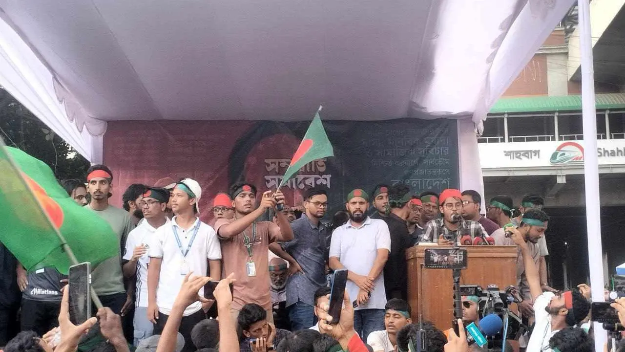 শাহবাগে সম্প্রীতির সমাবেশে উপস্থিত জনতা। ছবি : কালবেলা