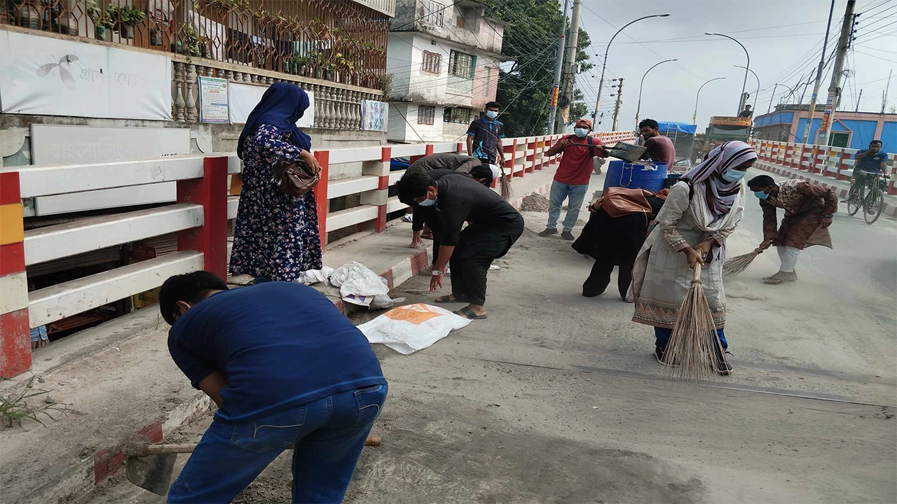 হরিপুর ব্রিজে বালু পরিষ্কারে ব্যস্ত শিক্ষার্থীরা। ছবি : কালবেলা
