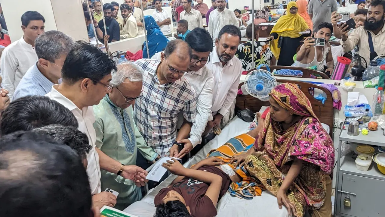 সোহরাওয়ার্দী মেডিকেল কলেজ হাসপাতালে চিকিৎসাধীন আহতদের সহায়তা দেন রুহুল কবির রিজভী। ছবি : কালবেলা