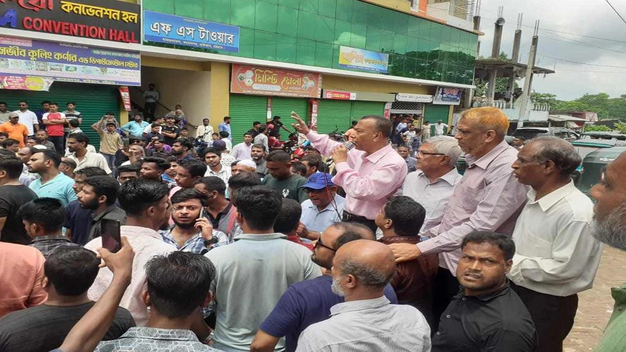 রাউজান নোয়াজিষপুর ফতেনগর চৌমুহনী বাজারের পথসভায় বক্তব্য দেন গোলাম আকবর খোন্দকার। ছবি : কালবেলা