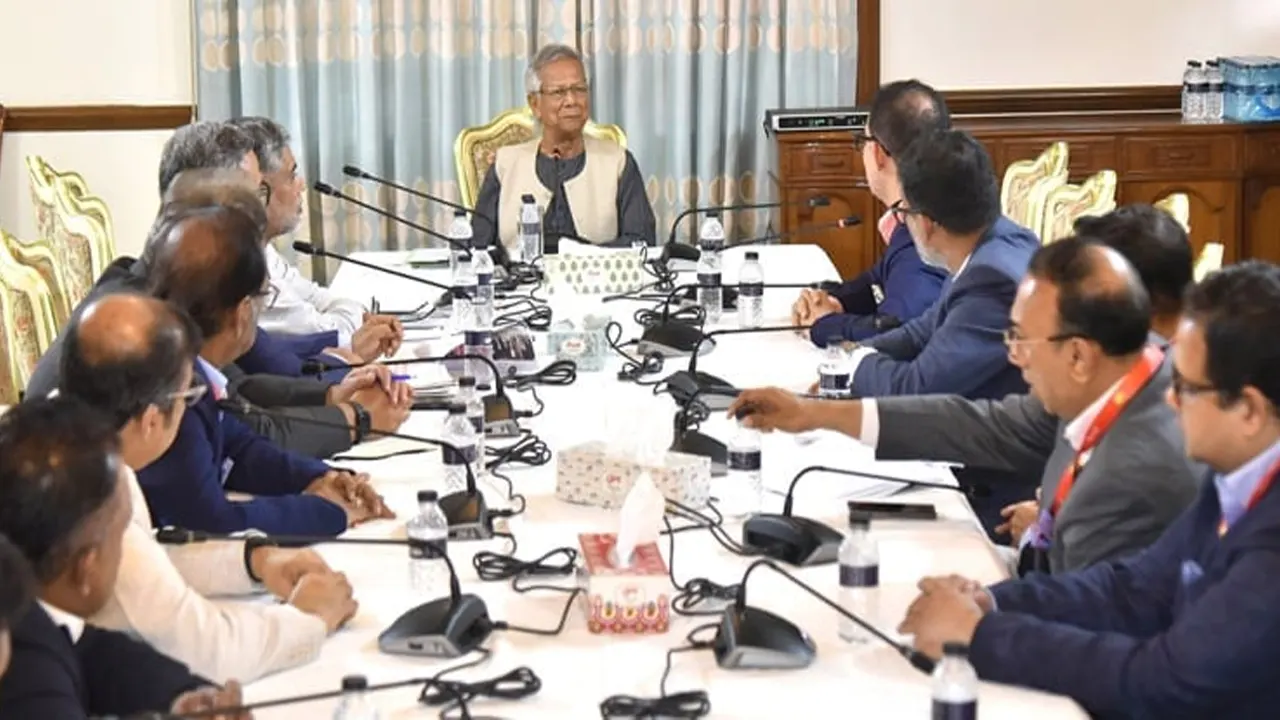 বাংলাদেশ পোশাক প্রস্তুতকারক ও রপ্তানিকারক সমিতির নেতাদের সঙ্গে বৈঠক করেন ড. ইউনূস। ছবি : সংগৃহীত