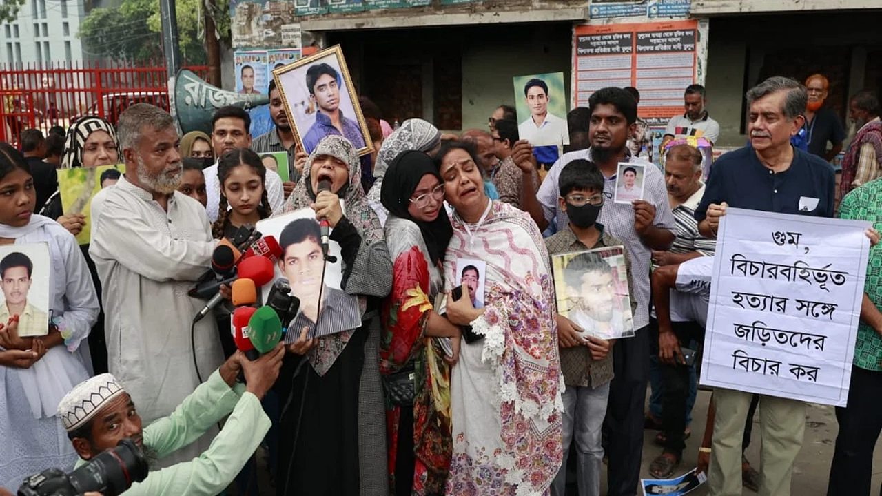 জাতীয় প্রেস ক্লাবের সামনে ‘মায়ের ডাক’ মানববন্ধন। ছবি : সংগৃহীত।
