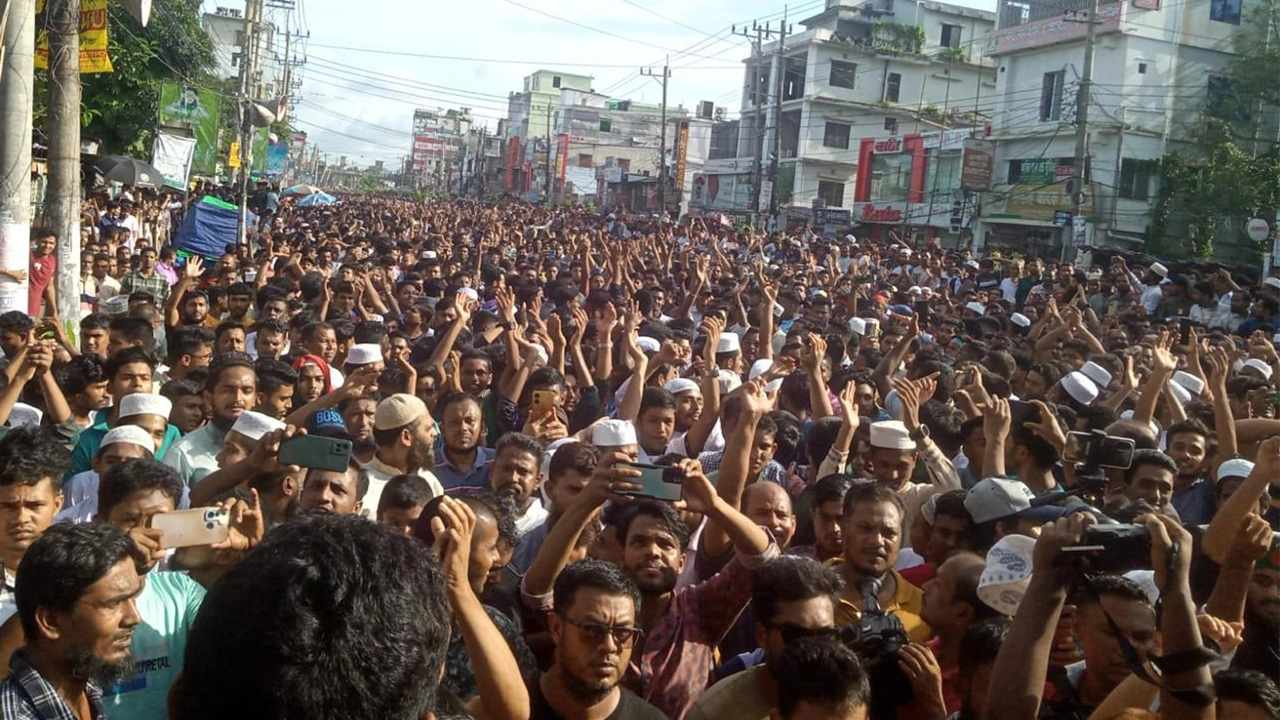 মাইজদীর প্রধান সড়কের ঐক্য ও শান্তি সমাবেশে জনতার ঢল। ছবি : কালবেলা