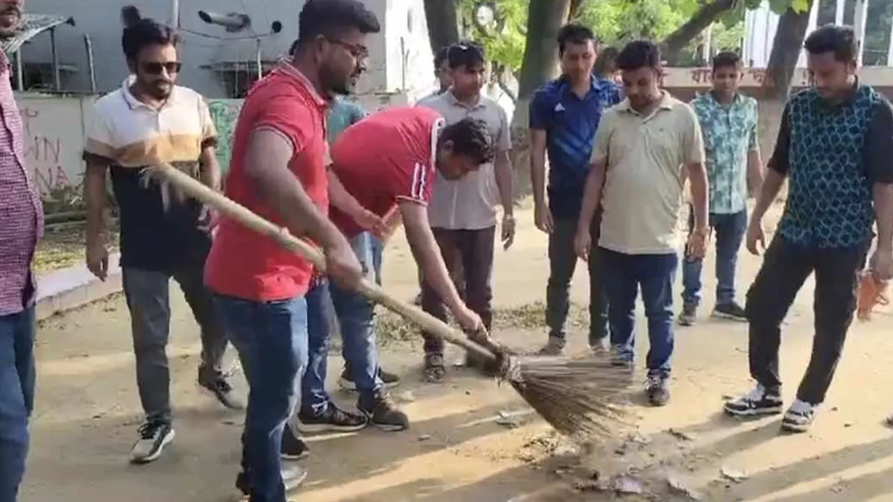 বৃহস্পতিবার বিকেলে শহীদ মিনার পরিষ্কার করেছে জবি ছাত্রদল। ছবি : কালবেলো