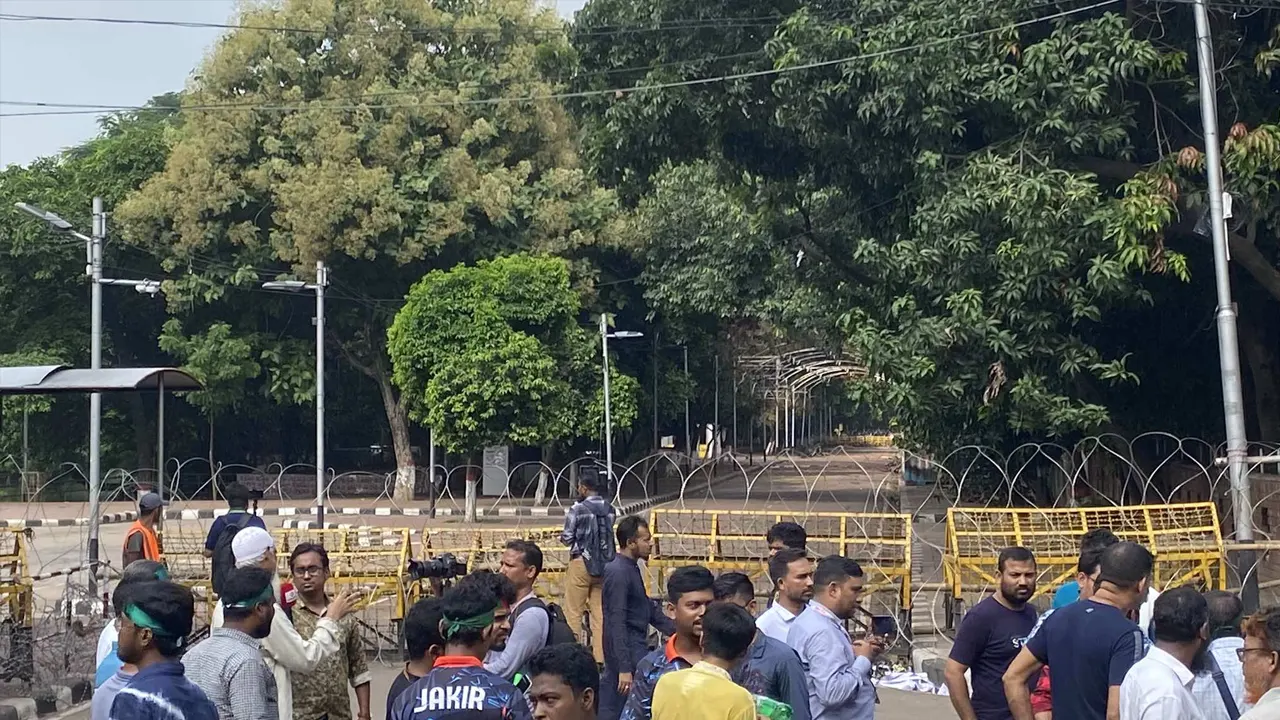 ধানমন্ডি ৩২ নম্বরে বঙ্গবন্ধু শেখ মুজিবুর রহমানের বাড়িসংলগ্ন সড়ক। কালবেলা