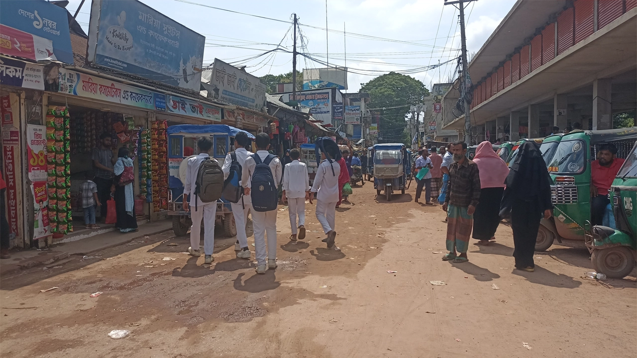 সাধারণ মানুষের মধ্যে প্রাণচাঞ্চল্য ফিরে এসেছে। ছবি : কালবেলা