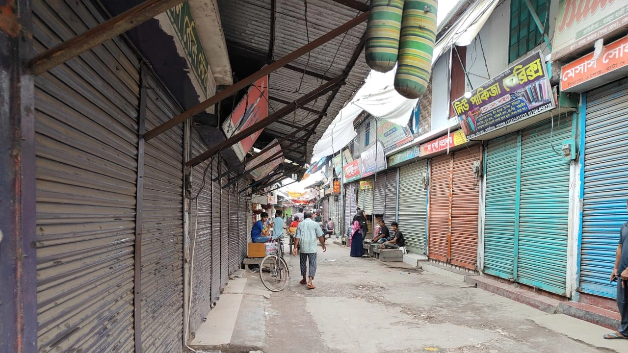 শেখ হাসিনার বিরুদ্ধে মামলায় হওয়ায় দোকান বন্ধ রেখে প্রতিবাদ জানিয়েছেন ব্যবসায়ীরা। ছবি : কালবেলা