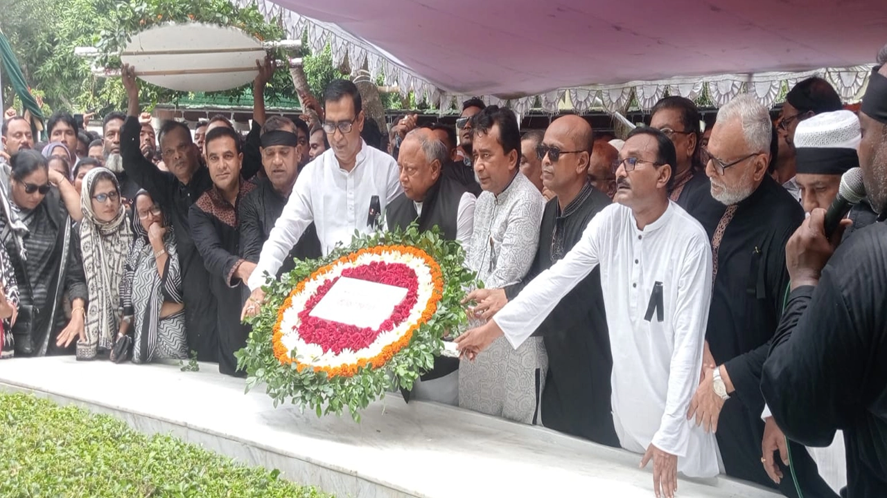 টুঙ্গিপাড়ায় বঙ্গবন্ধুর সমাধিতে পুষ্পস্তবক অর্পণ। ছবি : কালবেলা