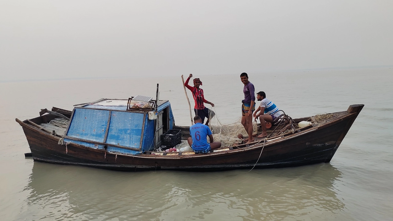 মাছ ধরছেন জেলেরা। ছবি : কালবেলা