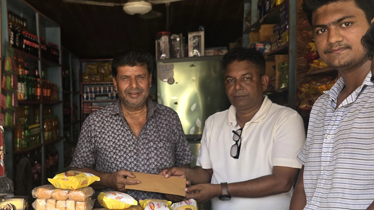 ক্ষতিগ্রস্তদের মাঝে সহায়তা প্রদান করেন মিন্টু। ছবি : কালবেলা