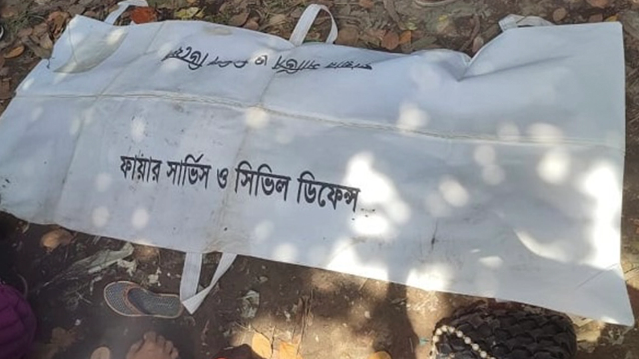 কুমিল্লার সদর দক্ষিণে কাভার্ডভ্যান চাপায় মা ও ছেলে নিহত। ছবি : কালবেলা