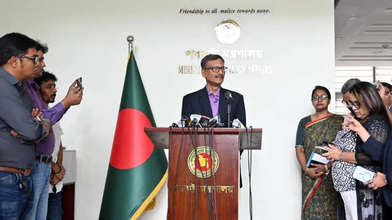 পররাষ্ট্র মন্ত্রণালয়ে সাংবাদিকদের সঙ্গে আলাপকালে পররাষ্ট্র উপদেষ্টা মো. তৌহিদ হোসেন। ছবি : কালবেলা