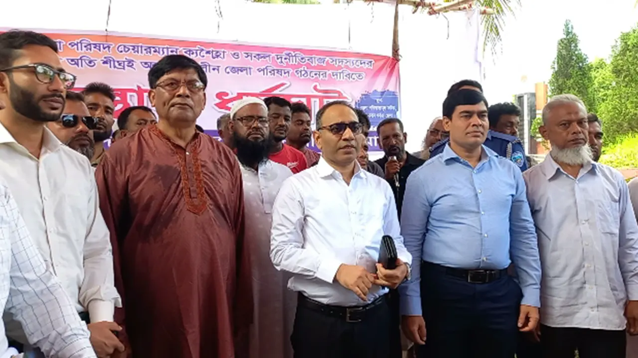 বান্দরবান জেলা প্রশাসক শাহ্ মোজাহিদ উদ্দিন আন্দোলনরত সাধারণ জনতার সঙ্গে কথা বলছেন। ছবি : কালবেলা