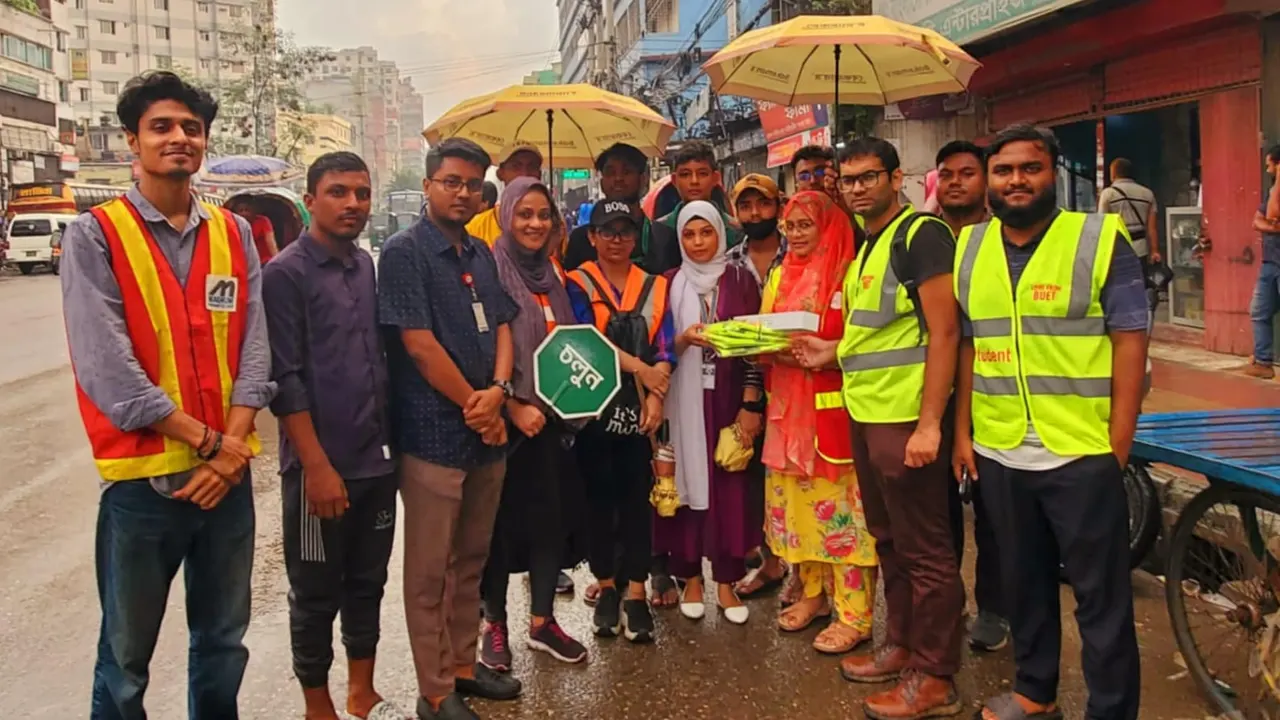 শিক্ষার্থীদের হাতে নিরাপত্তা সরঞ্জাম বিতরণ করছেন বুয়েট শিক্ষক-শিক্ষার্থীরা। ছবি : কালবেলা