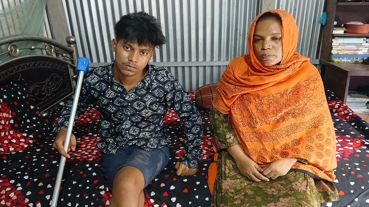 টাঙ্গাইলে মায়ের সঙ্গে নিজ বাড়িতে বৈষম্যবিরোধী ছাত্র আন্দোলনে গুলিবিদ্ধ খন্দকার তালহা। ছবি : কালবেলা