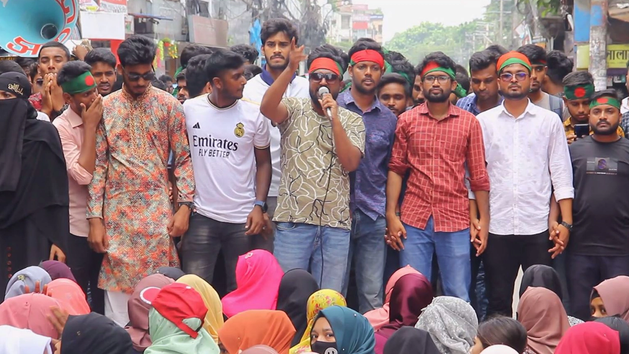 পাবনা শহরে সাধারণ শিক্ষার্থী ও জনতার গণঅবস্থান ও বিক্ষোভ সমাবেশ। ছবি : কালবেলা