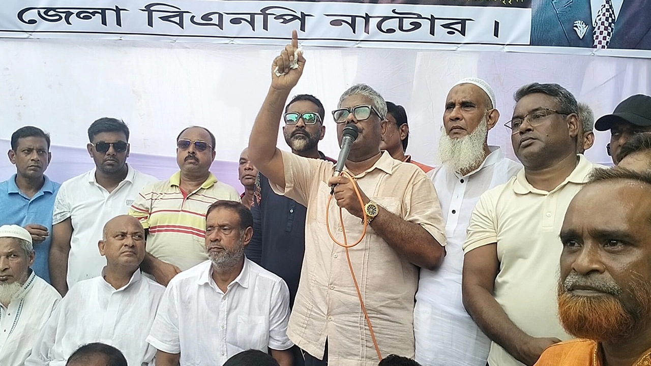 নাটোর জেলা বিএনপি আয়োজিত অবস্থান কর্মসূচিতে প্রধান অতিথির বক্তব্য দেন বেগম খালেদা জিয়ার উপদেষ্টা পরিষদের সদস্য অ্যাডভোকেট এম রুহুল কুদ্দুস তালুকদার দুলু। ছবি : কালবেলা