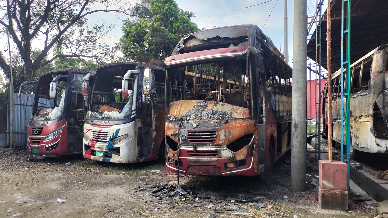 গৌরীপুরের আরএমজি ইন্টারন্যাশনাল এগ্রো চালকলে অগ্নিসংযোগে ক্ষতিগ্রস্ত বাস। ছবি : কালবেলা